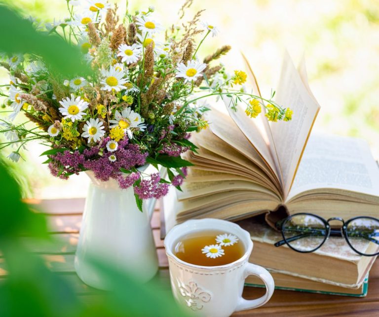 Fliegender Schlüssel mit Schmetterlingsflügeln vor einem leuchtenden, schimmernden Hintergrund.